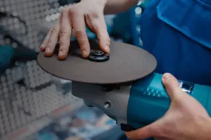 Como alterar a roda de moedor de ângulo?