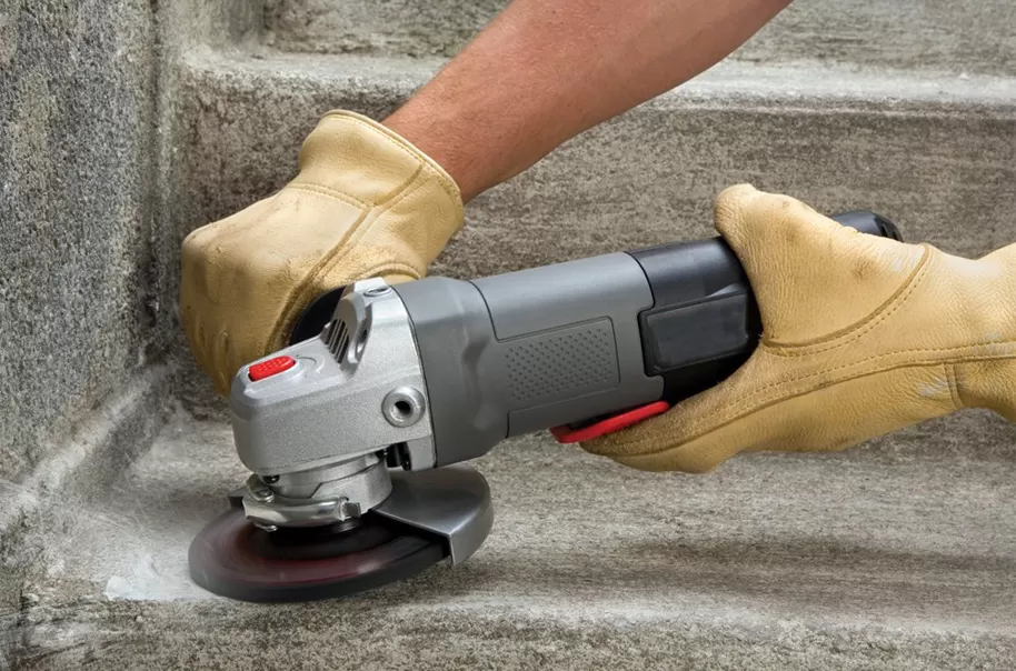Como usar o moedor de ângulo no concreto?